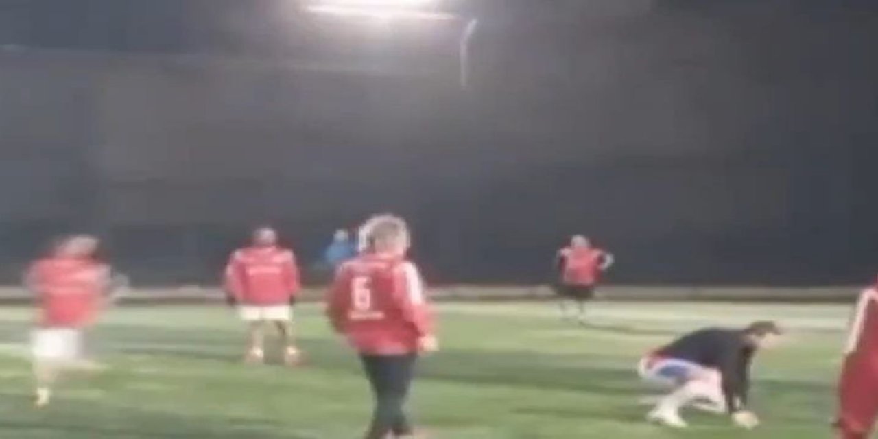 Halı sahada kalp krizi anı kameralara yansıdı