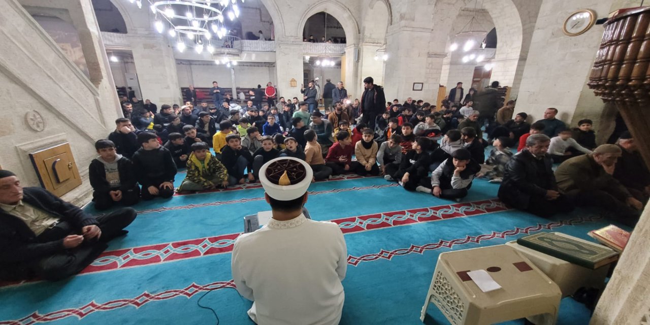 Öğrenciler, öğretmenler ve veliler teravih namazında buluştu