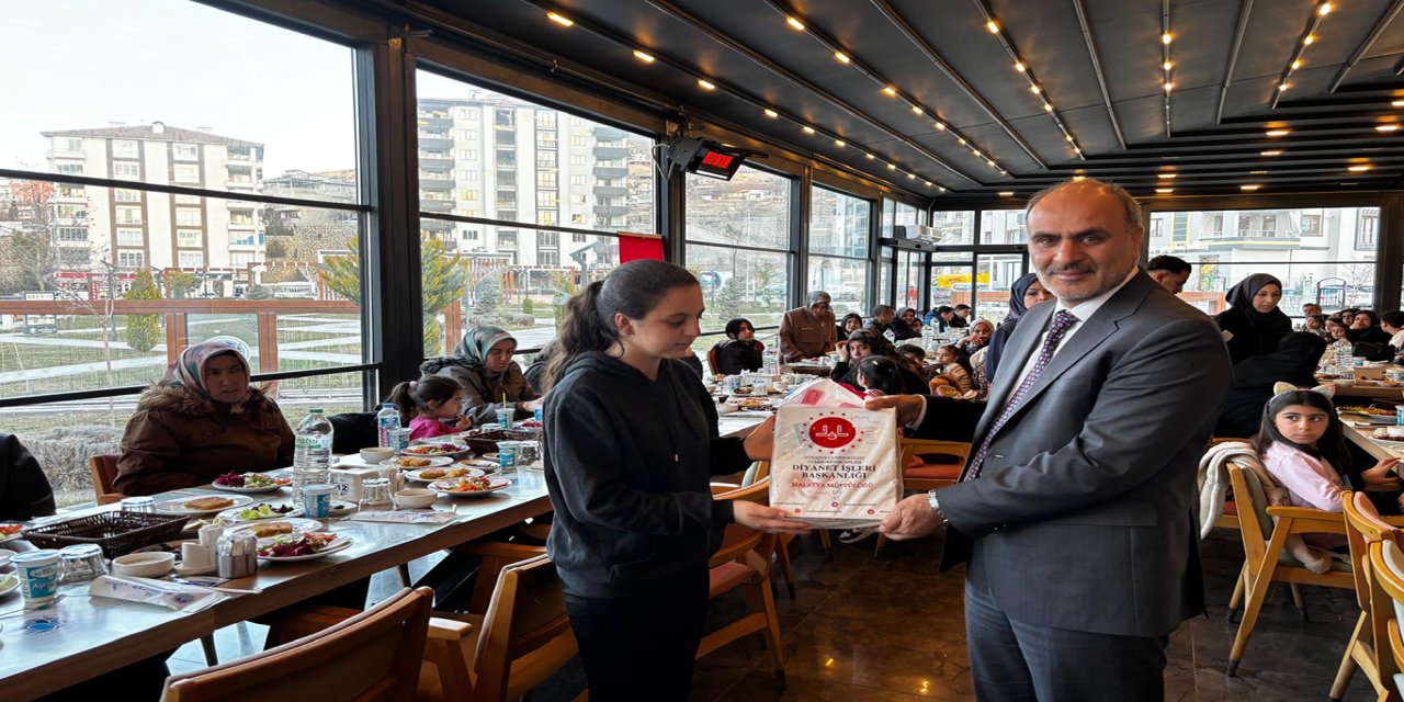 Malatya'da yetimler iyilik sofrasında buluştu