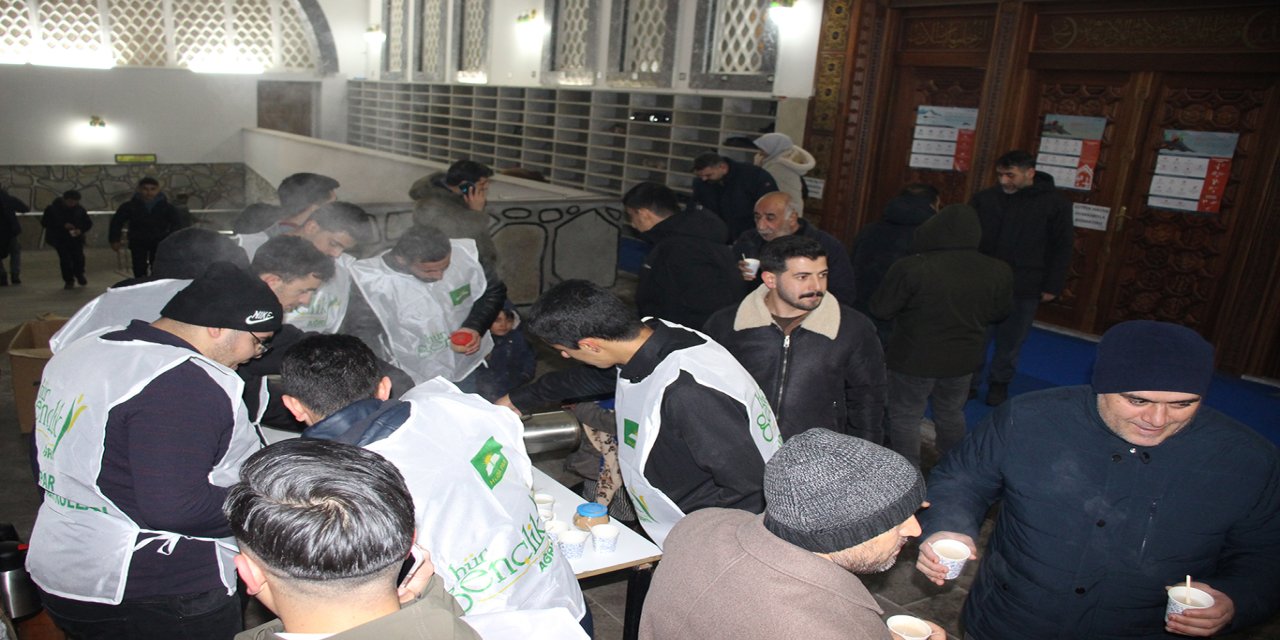 HÜDA PAR Ağrı Gençlik Kolları’ndan teravih çıkışı salep dağıtıldı