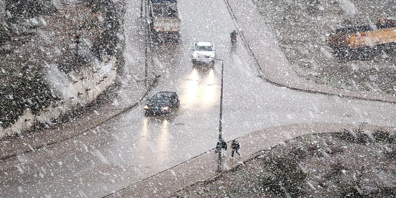 Şırnak'ta lapa lapa kar yağdı