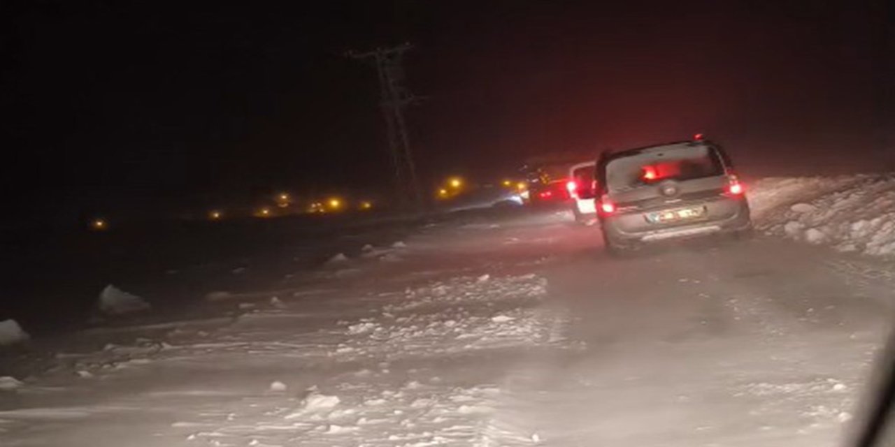 Ağrı’da kar geçit vermedi, vatandaşlar köy yolundan geri döndü