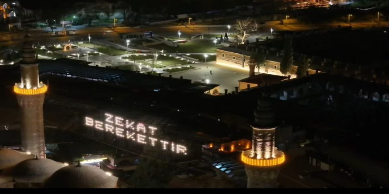 Bursa Ulu Cami’de "Zekât Berekettir" yazılı mahya asıldı