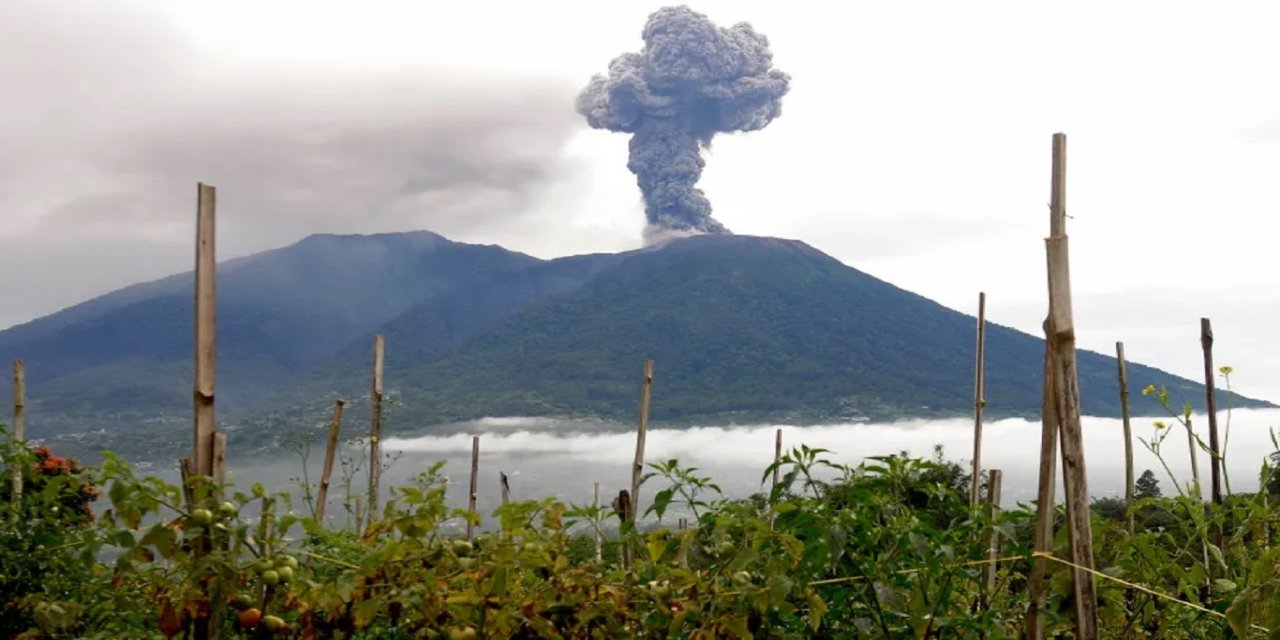Endonezya'nın en aktif yanardağı Marapi patladı