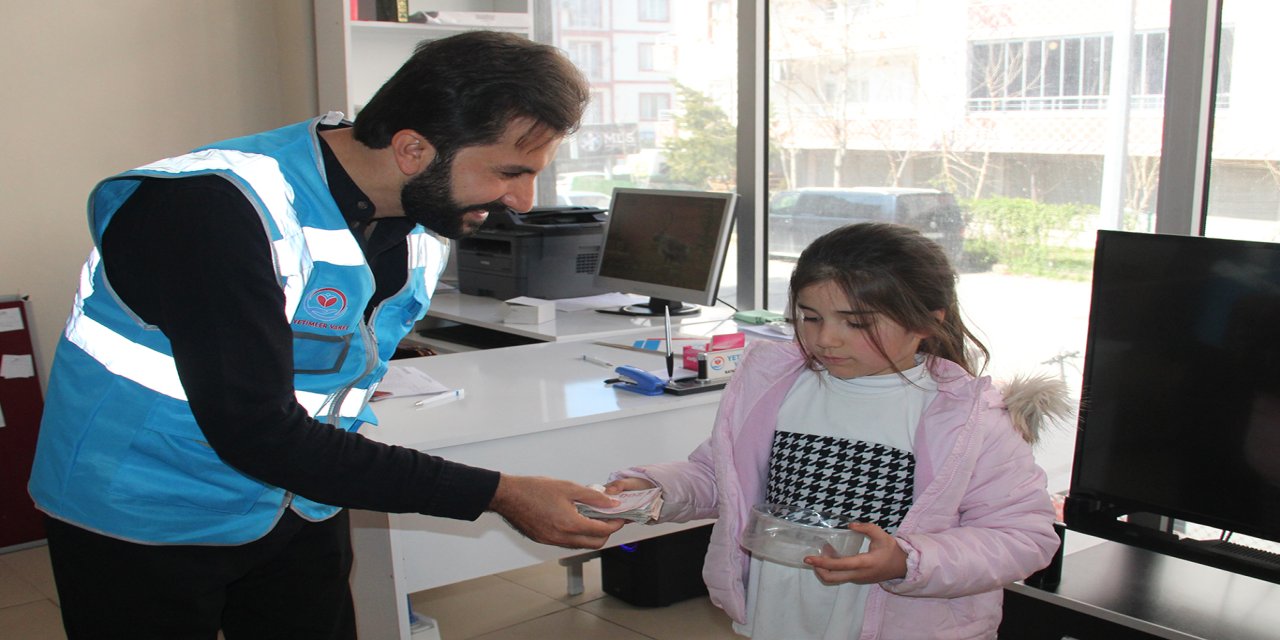 7 Yaşındaki Zeynep'ten Gazze'deki yetimlere anlamlı bağış