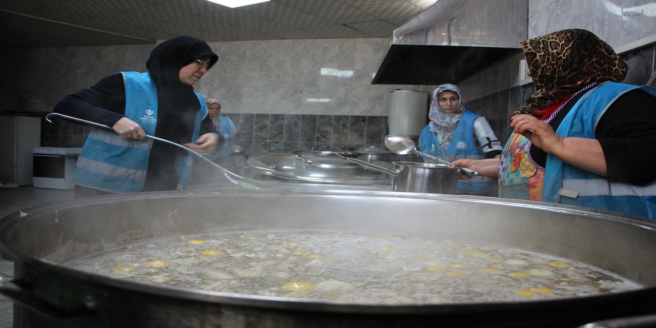 Gaziantep Osmanlı Camii'nde imece usulü iftar hazırlanıyor