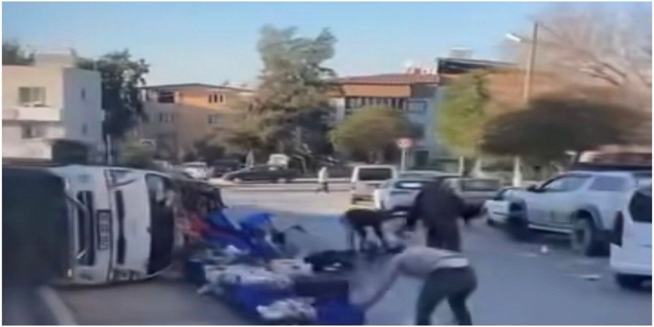 İzmir’de meyve yüklü araç devrildi