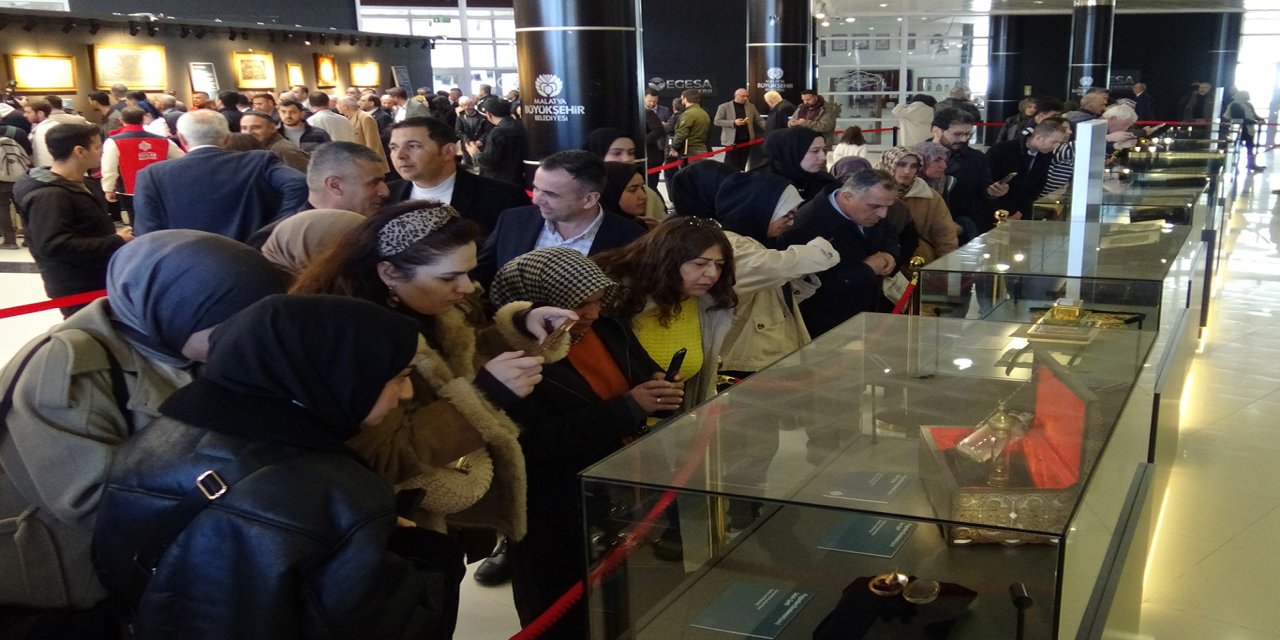 Kutsal emanetler sergisini ziyaret eden halk: İslam tarihini yeniden hatırlattı
