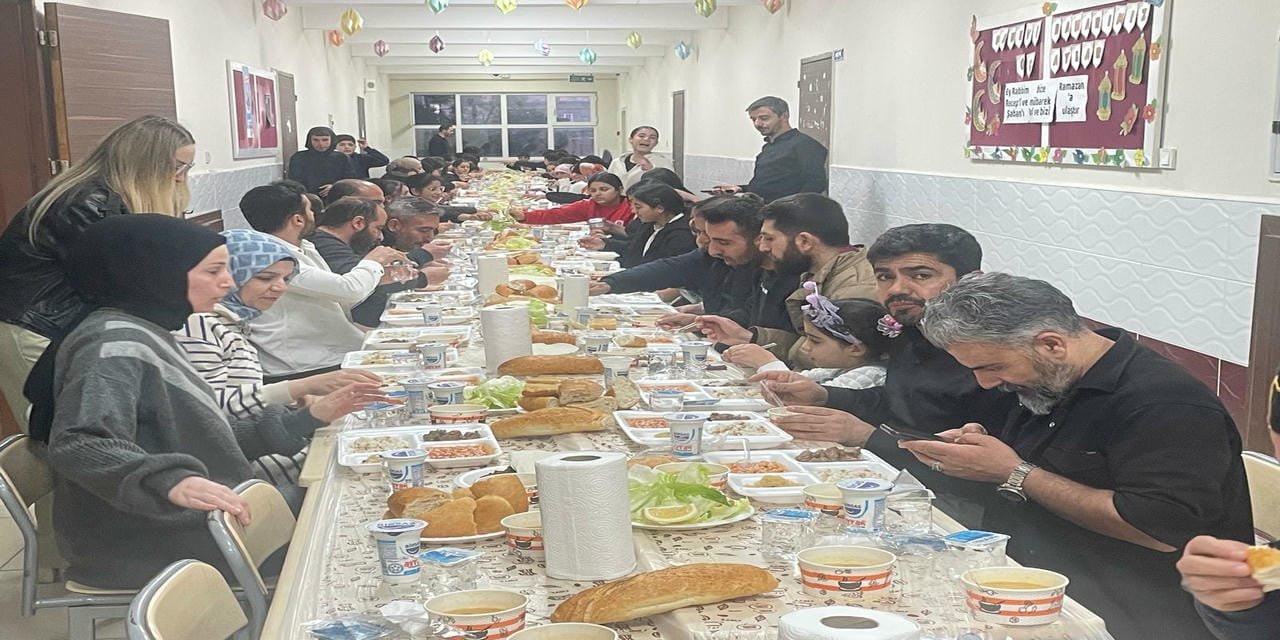 Batman’da okul yönetiminden 100 öğrenciye iftar