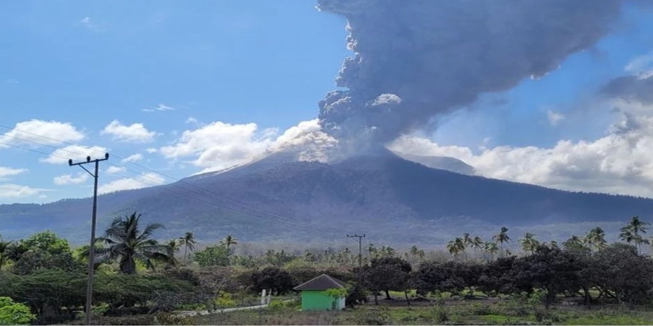 Endonezya genelinde birçok volkanın aktivitesinde artış gözlemleniyor.