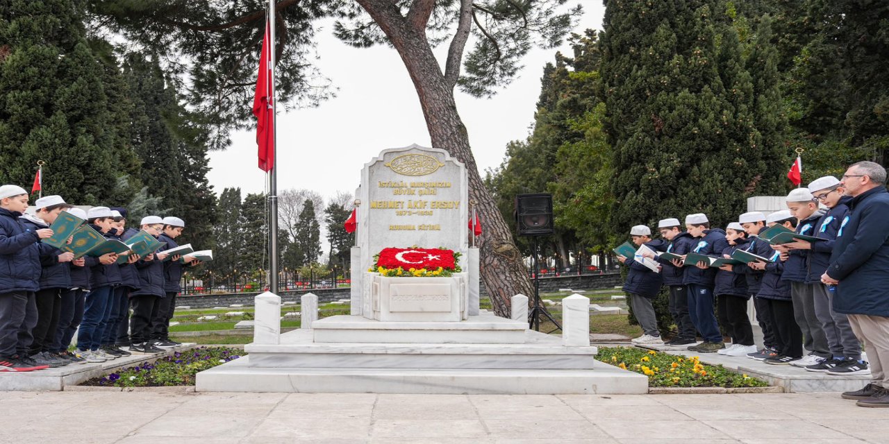 İstiklâl Marşı’nın kabulünün 105'inci yılı dolayısıyla Mehmet Âkif Ersoy kabri başında anıldı