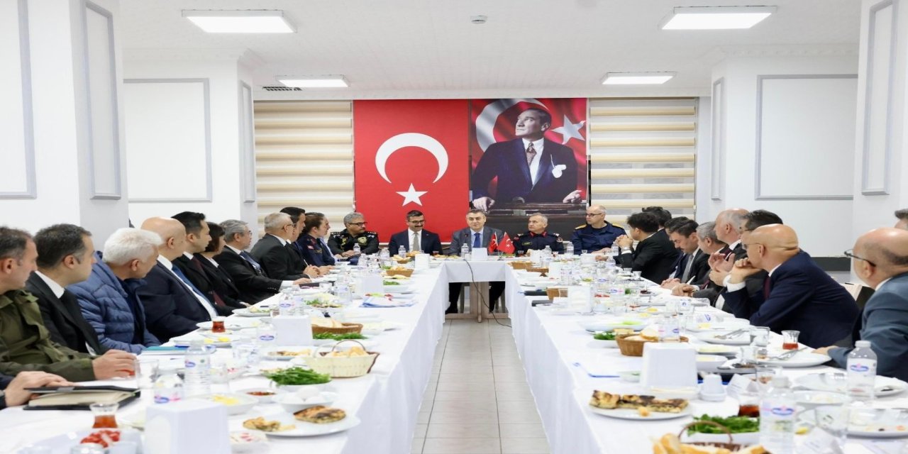 Mersin Valisi Toros, Aydıncık’ta kamu görevlileriyle sahur programında buluştu