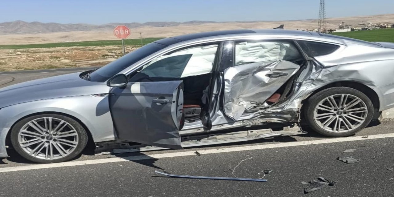 Mardin’de iki otomobil çarpıştı: 3 yaralı