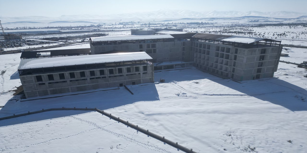 Ağrı'da sismik izolatörlerin kullanıldığı 270 yataklı hastanenin inşası sürüyor