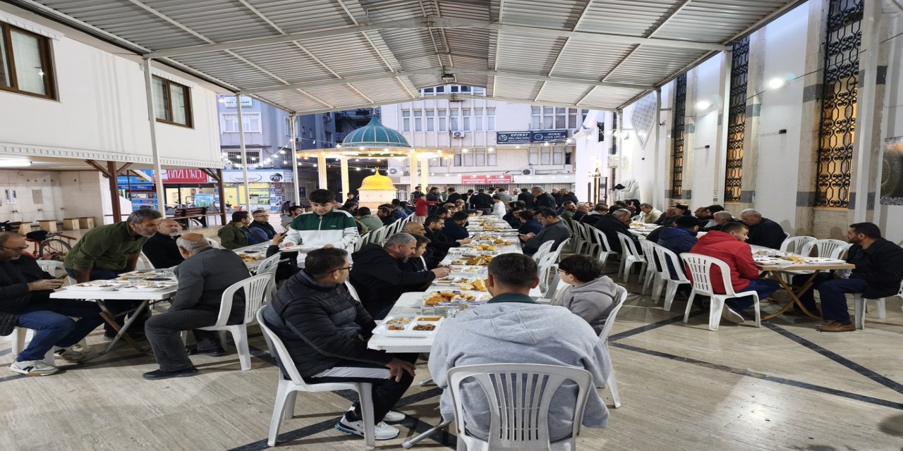 Hatay’da Umut Kervanı’ndan iftar sofrası
