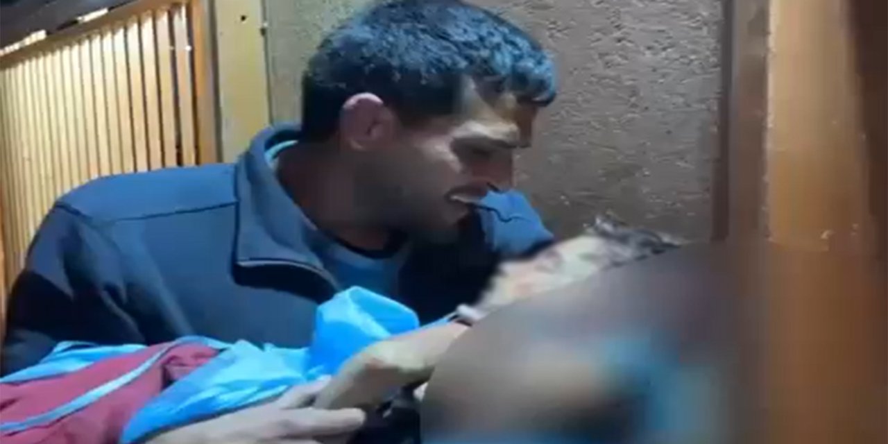 Gazze'de bombardımanda hasar gören bina çöktü: Biri çocuk üç şehit