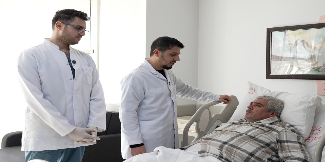 Böbrek bezi üstünde bulunan 20 santimetrelik dev kitle kapalı yöntemle çıkarıldı
