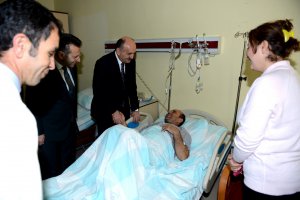 Müezzinoğlu, hastaları ziyaret etti