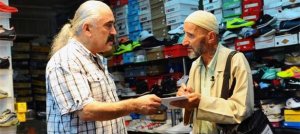 Allah rızası için kapı kapı dolaşıp Kur'an öğretiyor