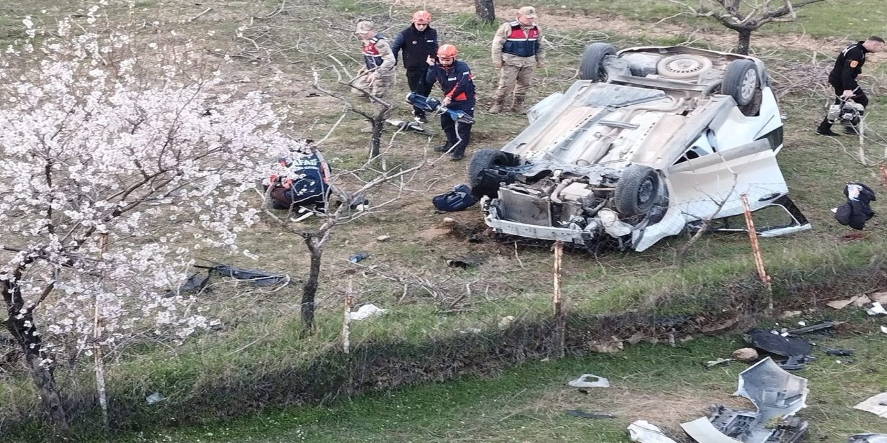 Siirt’te kamyonet şarampole yuvarlandı: Bir ölü, 2 yaralı