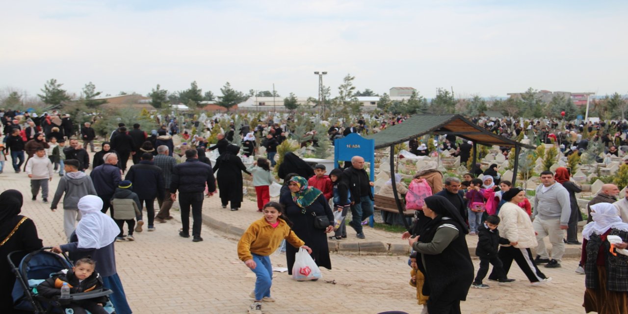 Bayram hazırlığında ilk durak mezarlıklar oldu