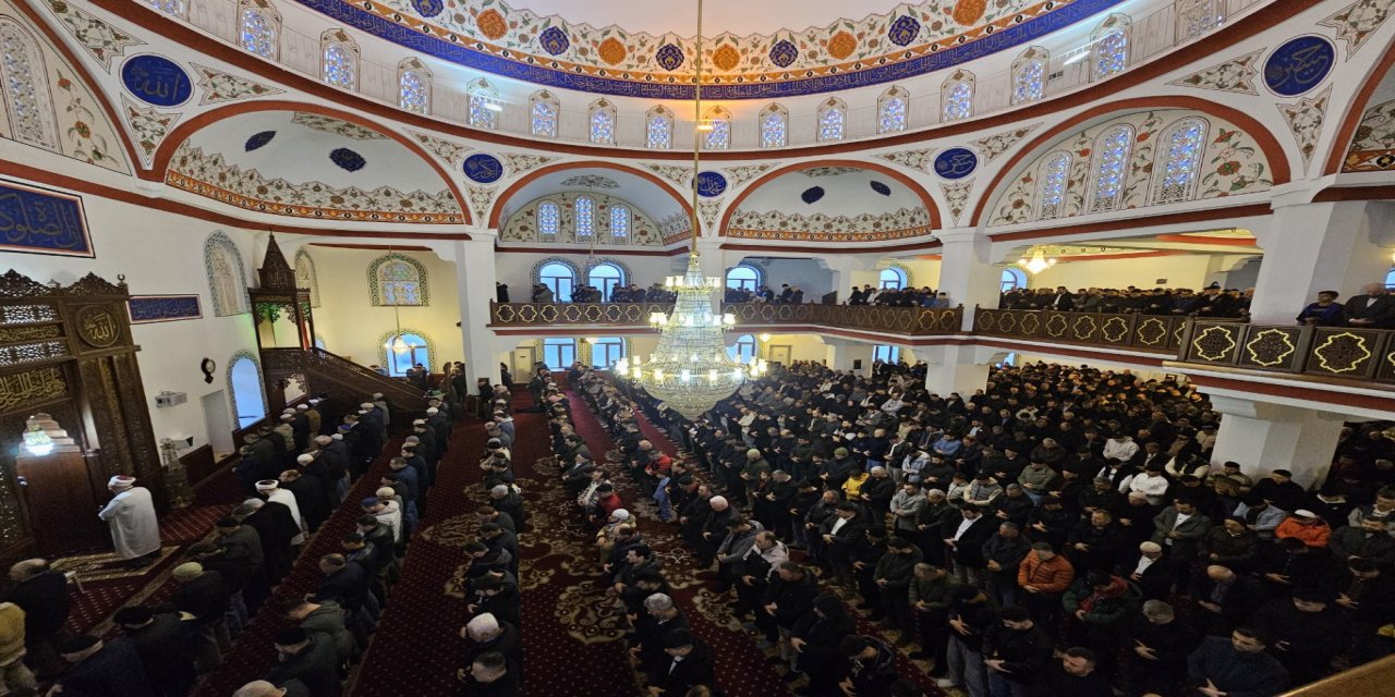 Bayram namazı kılındı: Hutbede Mescid-i Aksa ve mazlum coğrafyalar vurgusu
