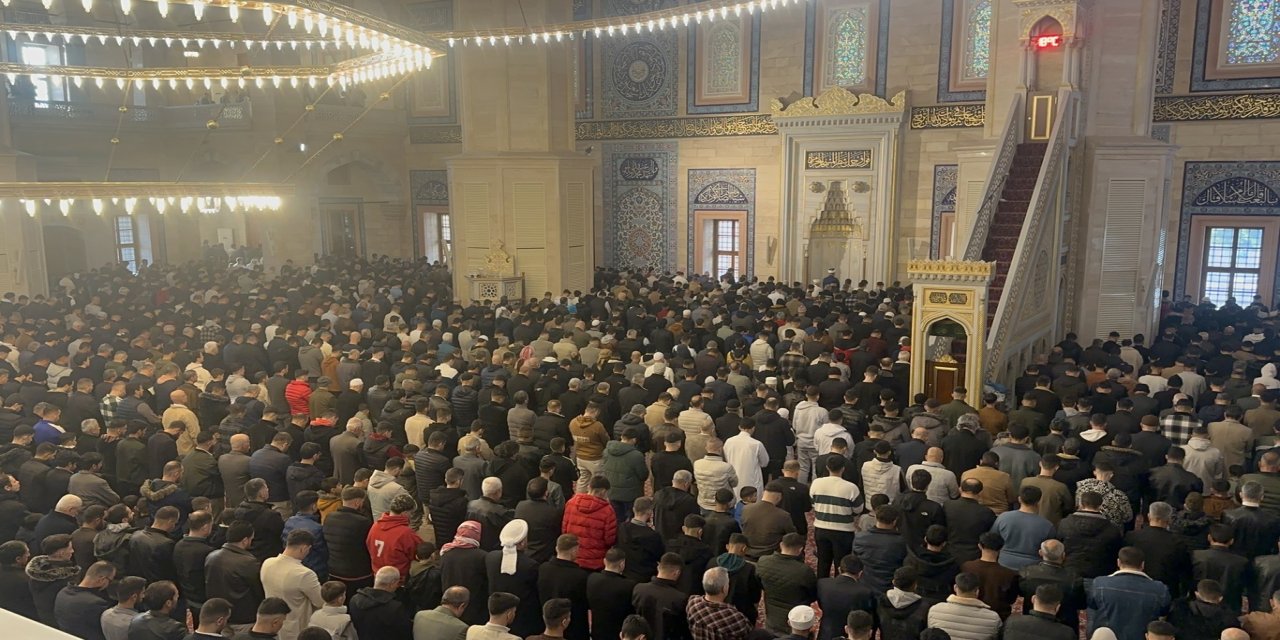 Adana'da Müslümanlar bayram namazı için saf tuttu