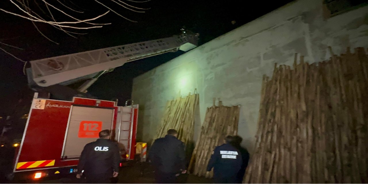 Suçüstü yakalanan hırsızlar çatıya kaçtı