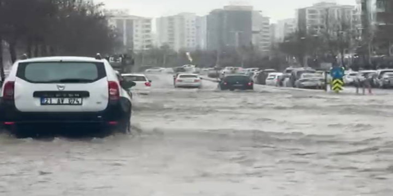 Diyarbakır sağanağa teslim: Altyapı yine sınıfta kaldı