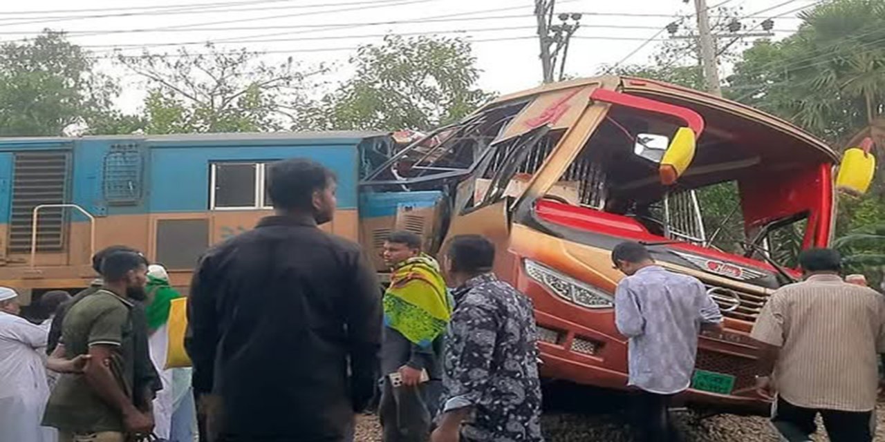 Bangladeş'te otobüs ile tren çarpıştı: 12 ölü, 26 yaralı