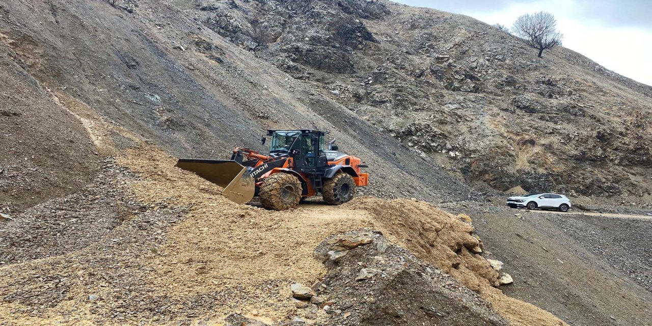 Heyelan nedeniyle kapanan yol açıldı