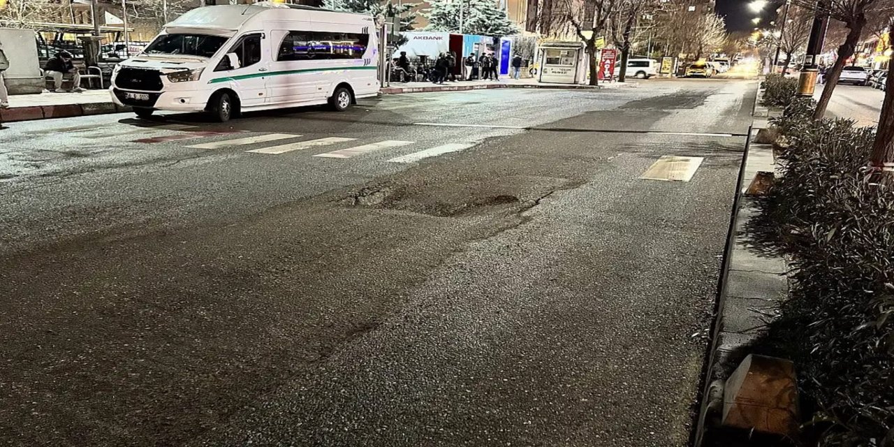 Siirt'te hastane önündeki yol yeniden çöktü