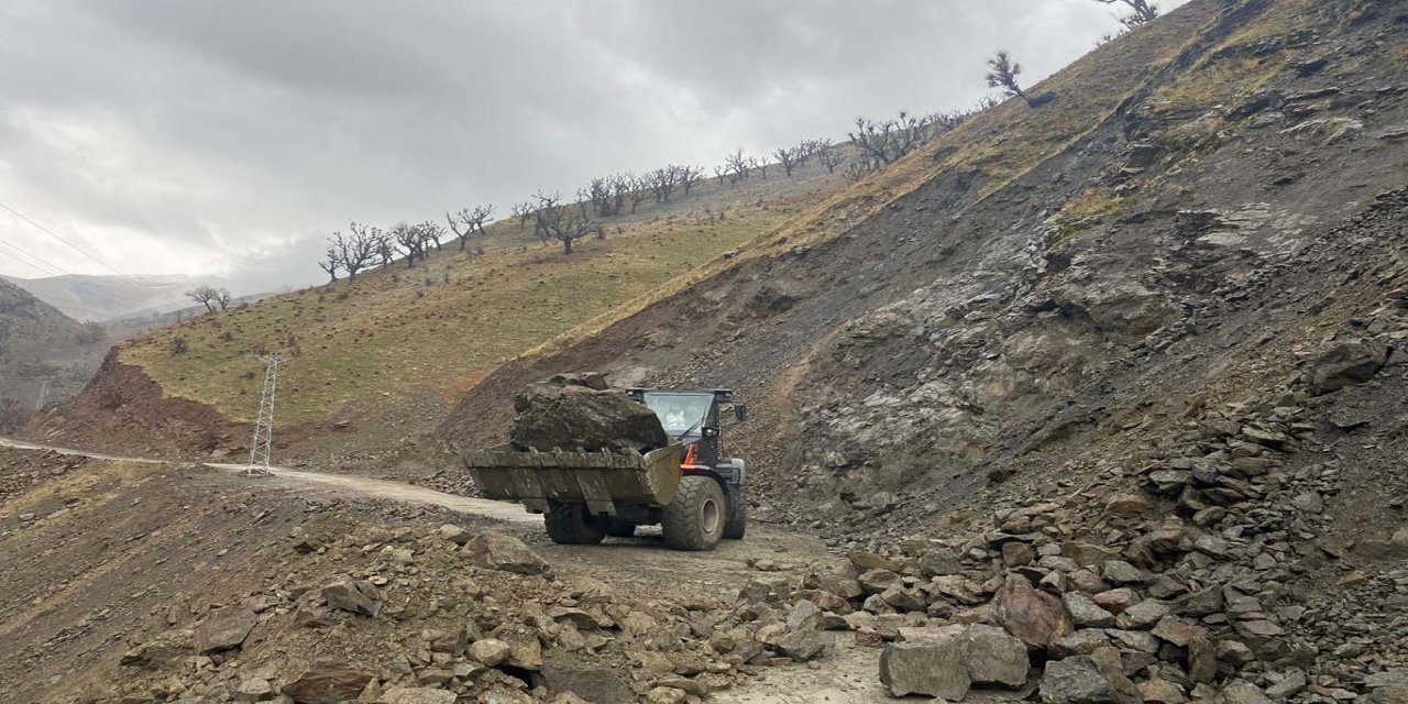 Kapanan köy yolları yeniden ulaşıma açıldı