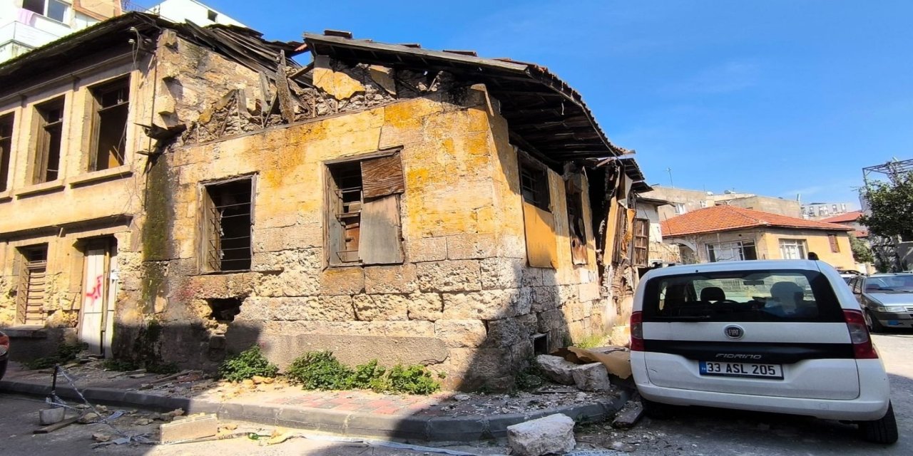 Mersin'de metruk bina park halindeki aracın üzerine çöktü