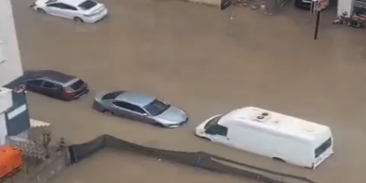 Sağanak mahalleleri göle çevirdi, araç ve iş yerleri sular altında kaldı