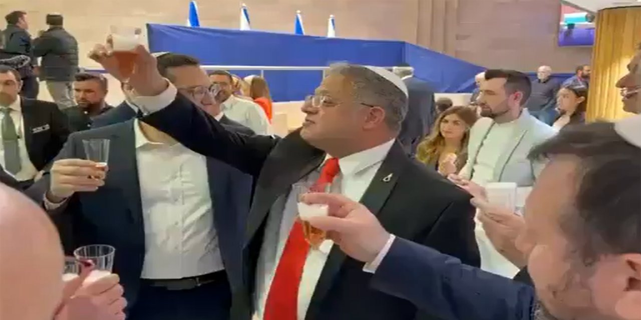 Siyonistler, Filistinlilere yönelik idam yasasını içki ve tatlıyla kutladı