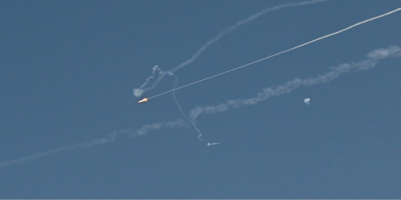 Dubai'de hava savunma sisteminin müdahalesi sonucu 4 kişi yaralandı.