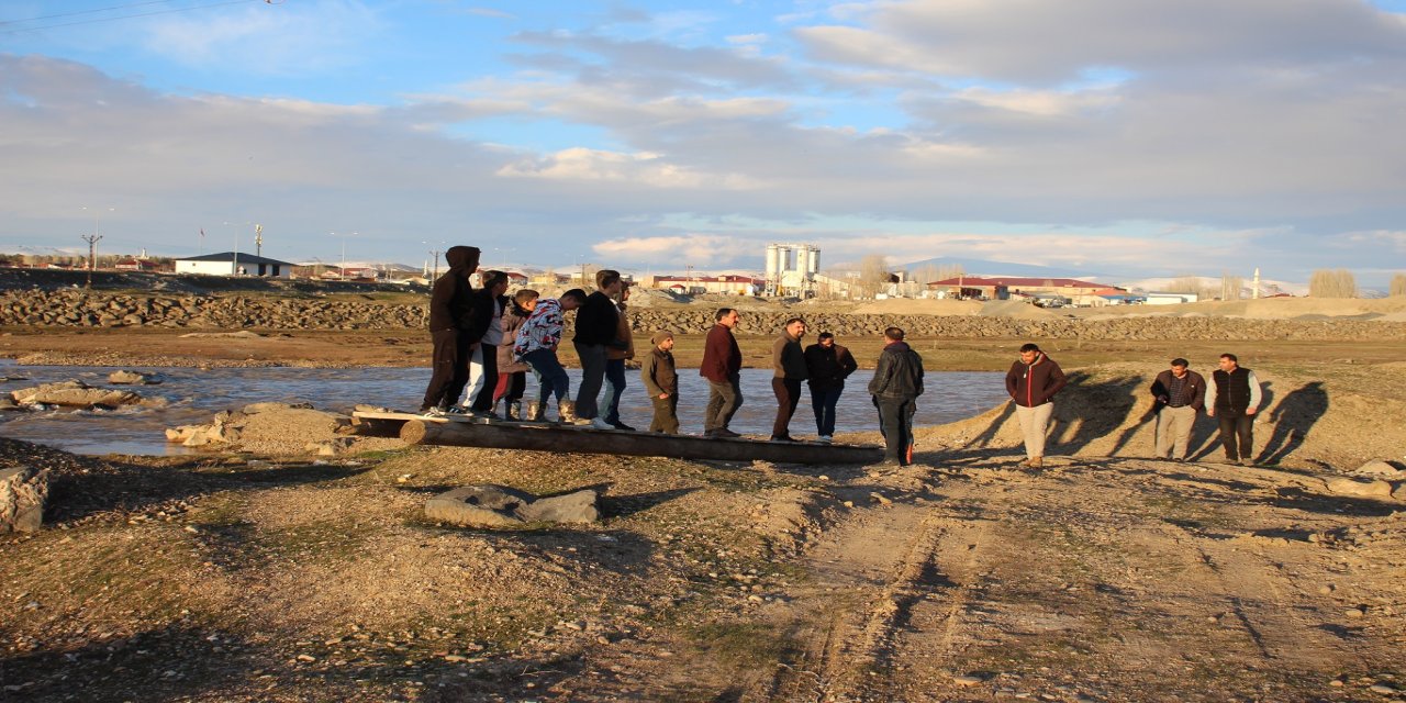 Ağrı'da "ilkel" ulaşım çilesi, mahalleli kendi köprüsünü kendi yapıyor(!)
