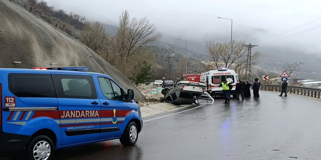 Sürücünün direksiyon hakimiyetini kaybettiği otomobil takla atarak ters döndü: 5 yaralı