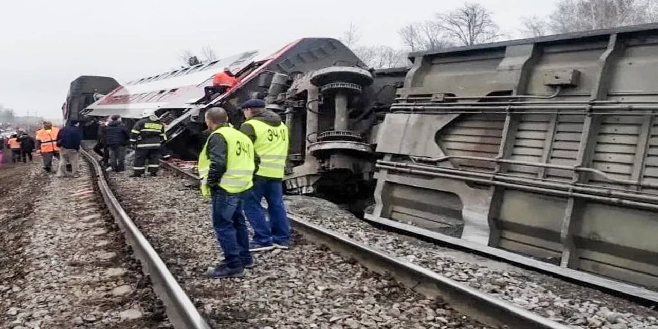 Rusya’da tren faciasından dönüldü: 412 yolcu taşıyan tren raydan çıktı
