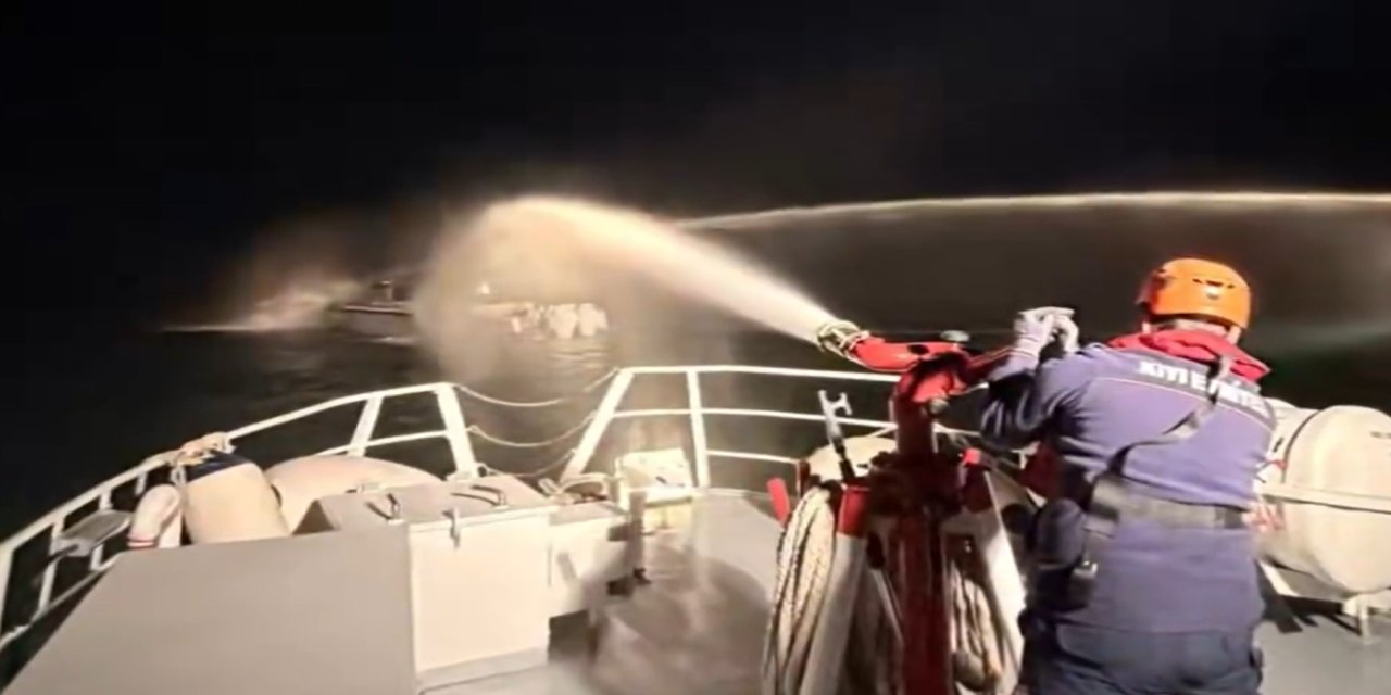 Haydarpaşa açıklarında teknede çıkan yangın söndürüldü