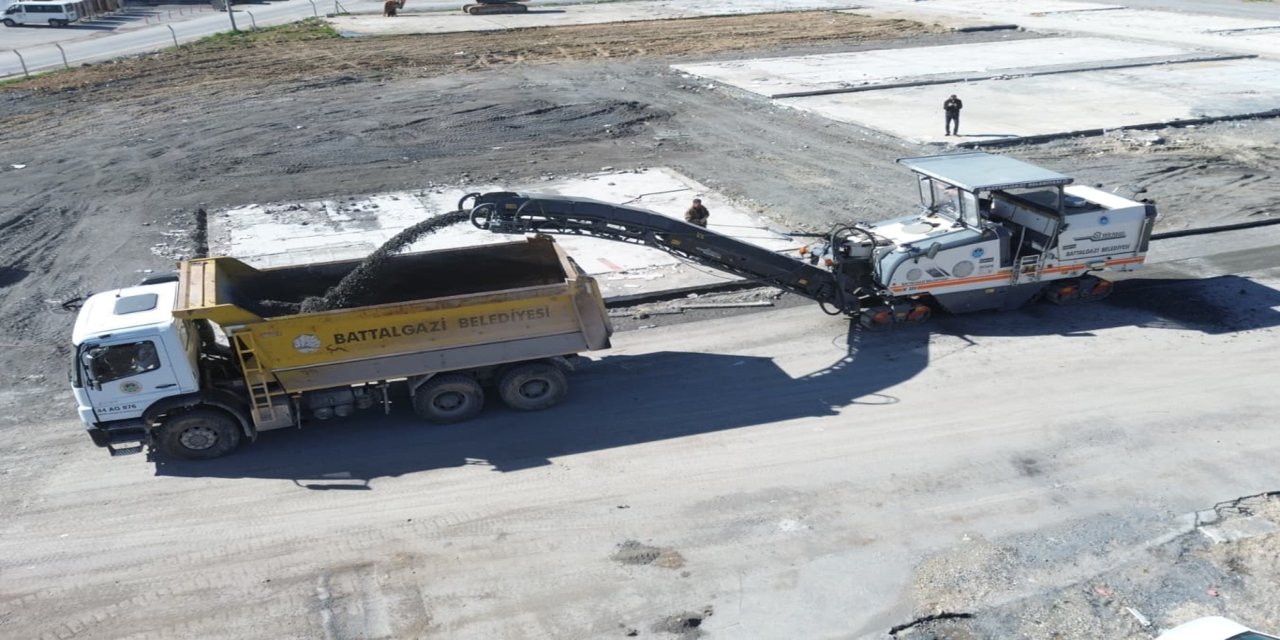 Battalgazi'de sökülen asfalt kırsal yollarda değerlendiriliyor