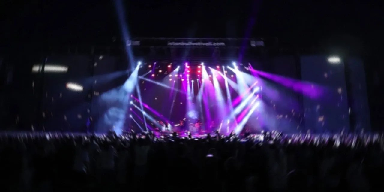 Mayoyla çağdaşlık masalı bitti... Sahne provokasyonuna yaptırım gelsin