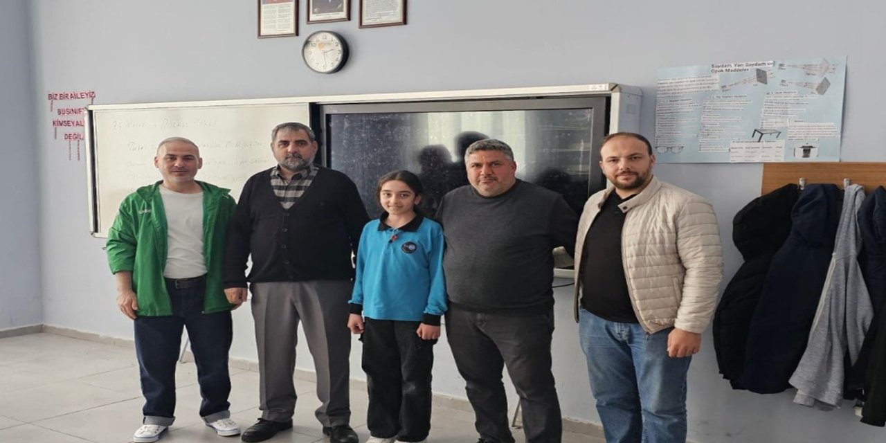 İzmir’de Siyer Yarışmasında dereceye giren öğrencilere okullarında ödül