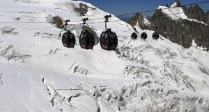 Alpler’de teleferik arızası: Onlarca turist geceyi havada geçirecek