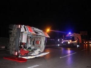 Denizli'de hasta taşıyan ambulans kaza yaptı