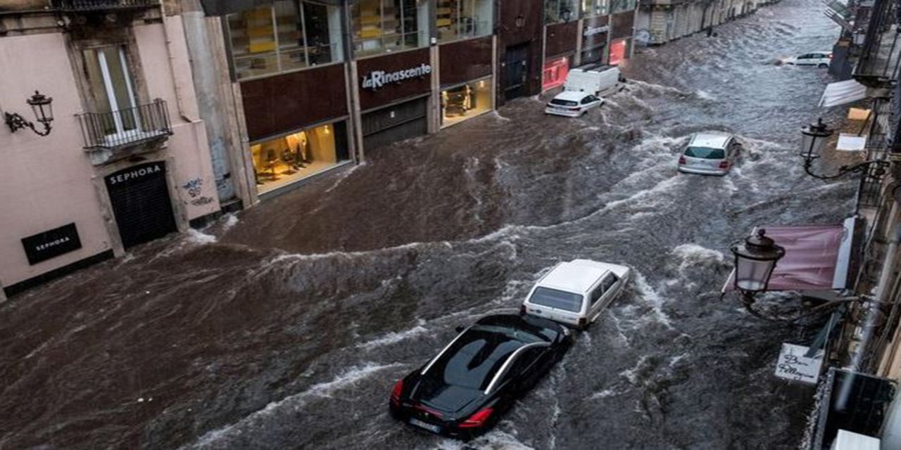 İtalya'da olumsuz hava koşulları nedeniyle 2 kişi öldü