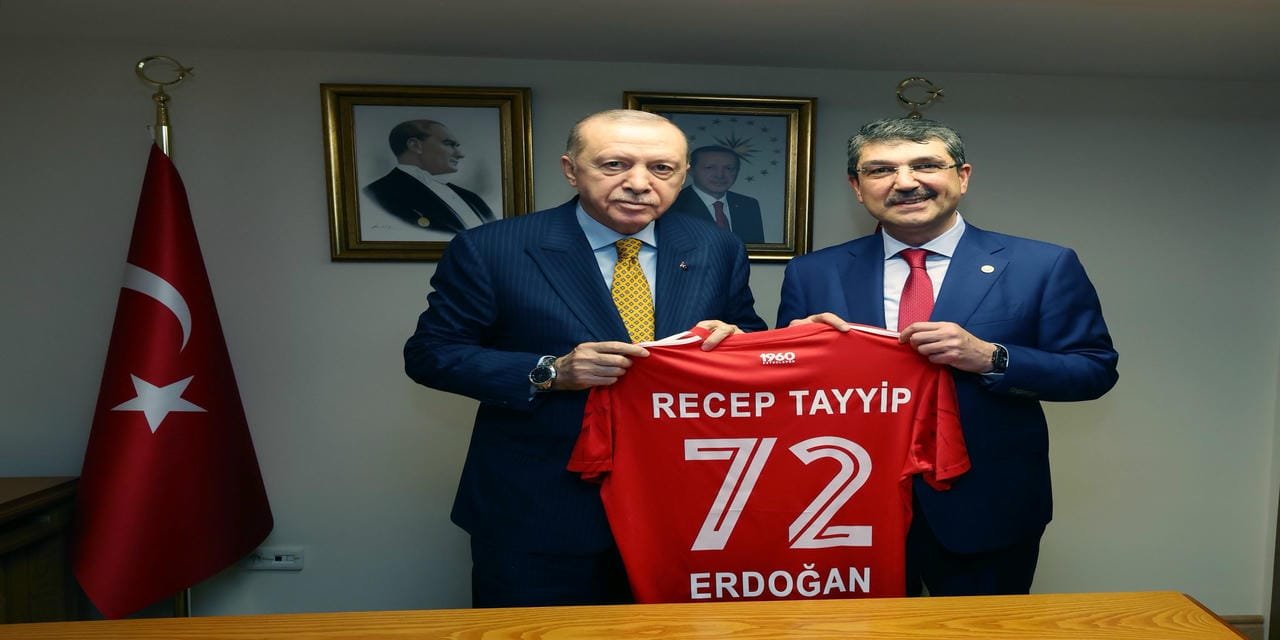 Cumhurbaşkanı Erdoğan’a Batman Petrolspor forması hediye edildi.