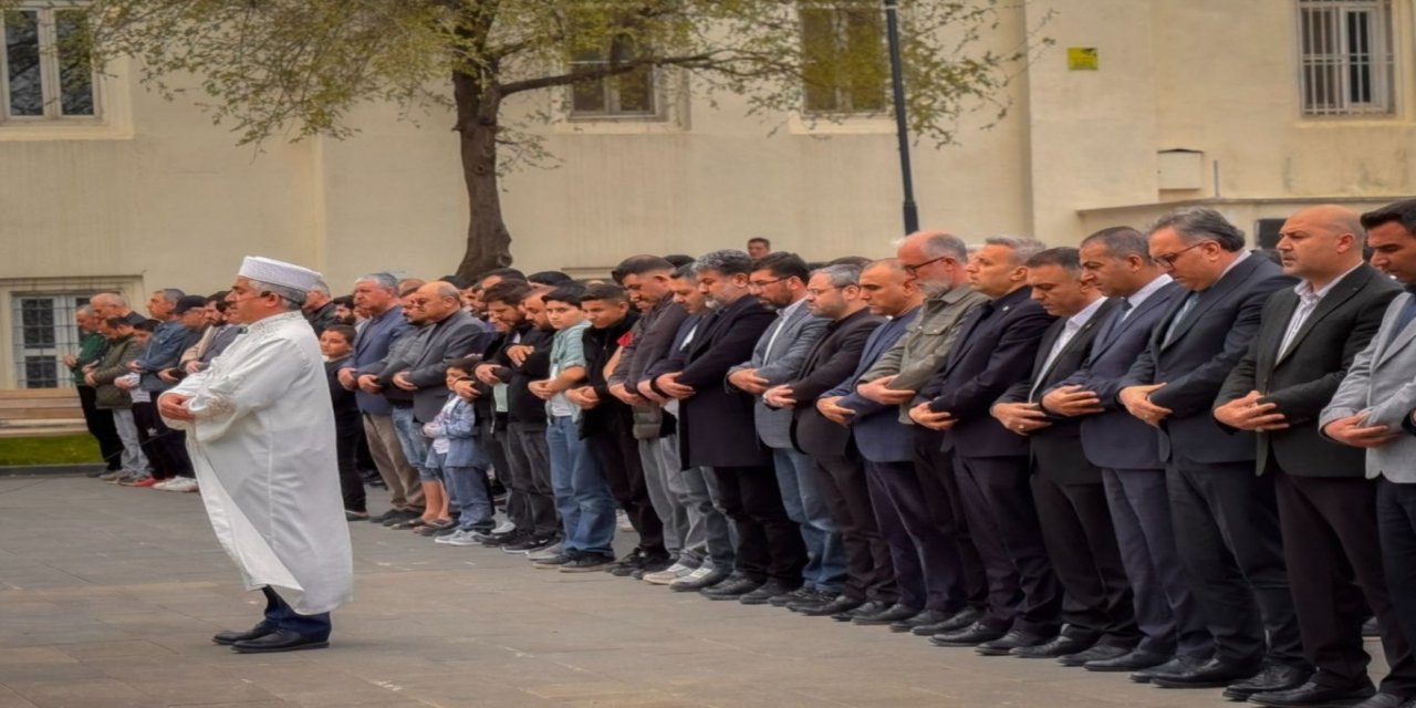 Gaziantep'te okul saldırısında hayatını kaybedenler için gıyabi cenaze namazı kılındı