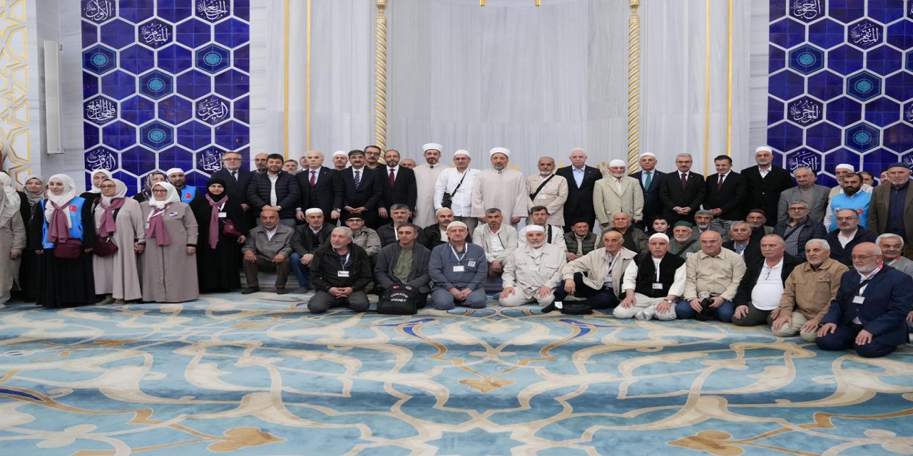 İstanbul'dan ilk hac kafilesi dualarla uğurlandı